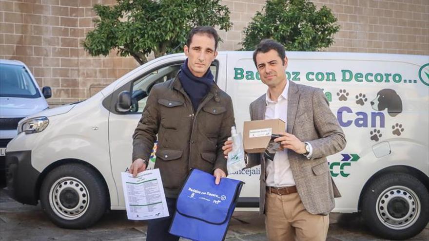 Limpieza reparte 5.000 kits para atajar las heces y orines de perros