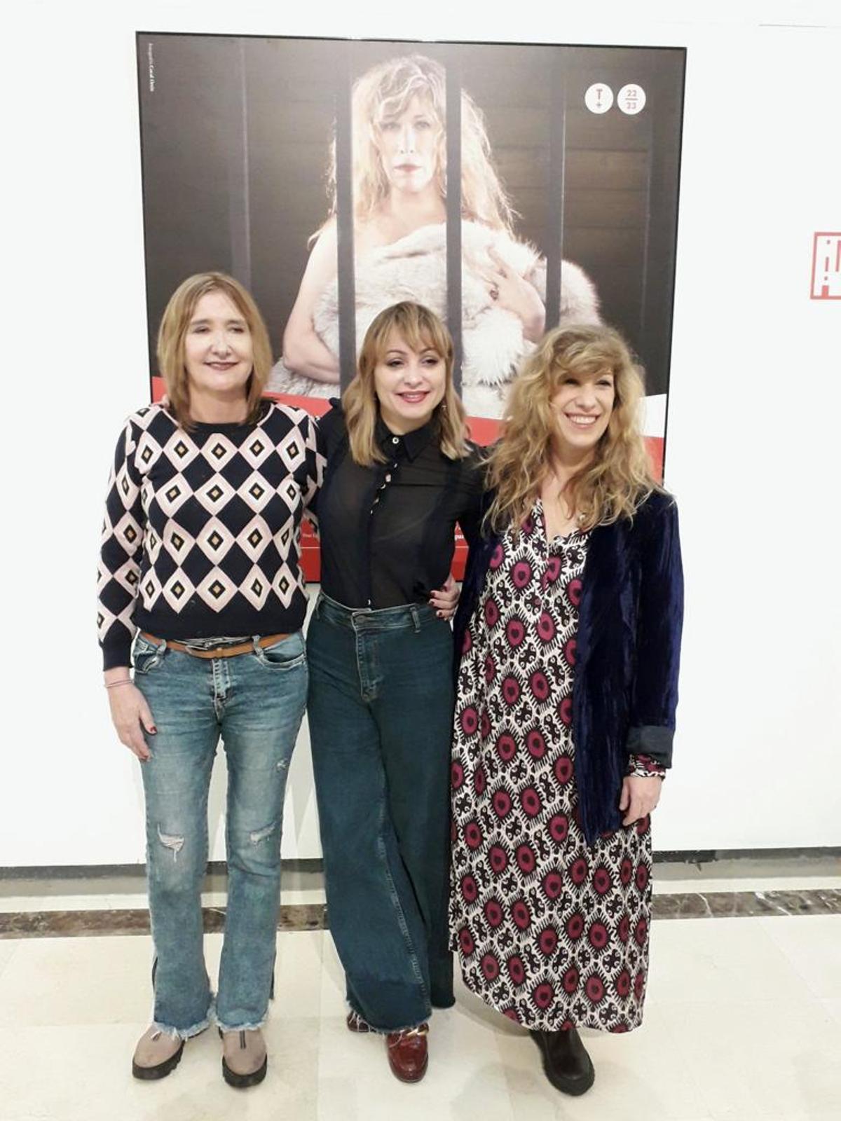 Lola Blasco, en el centro, junto a Pepa Gamboa y Nathalie Seseña.