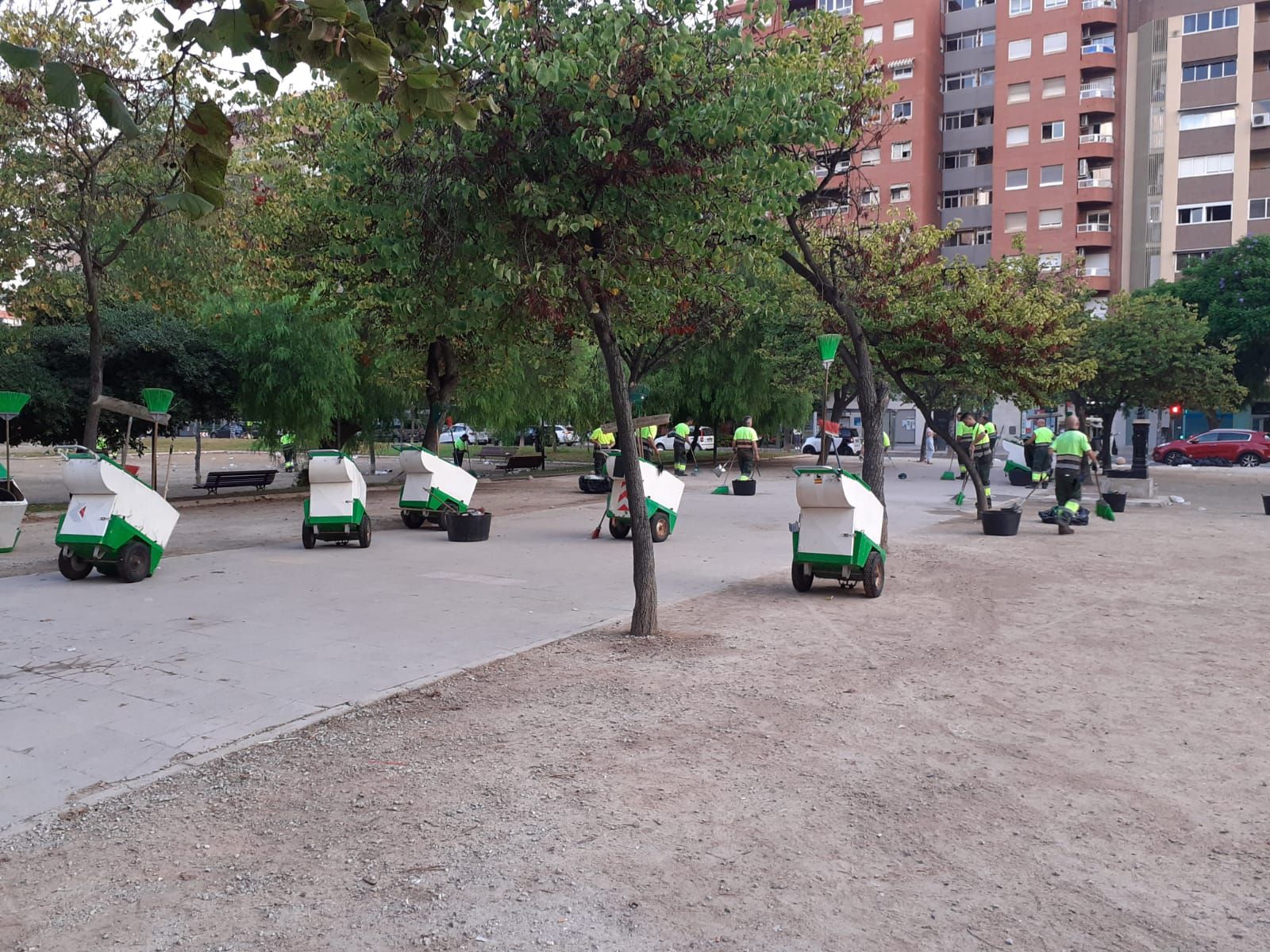 Dos operativos de limpieza en marcha en los barrios de València afectados por el cotonet y el botellón