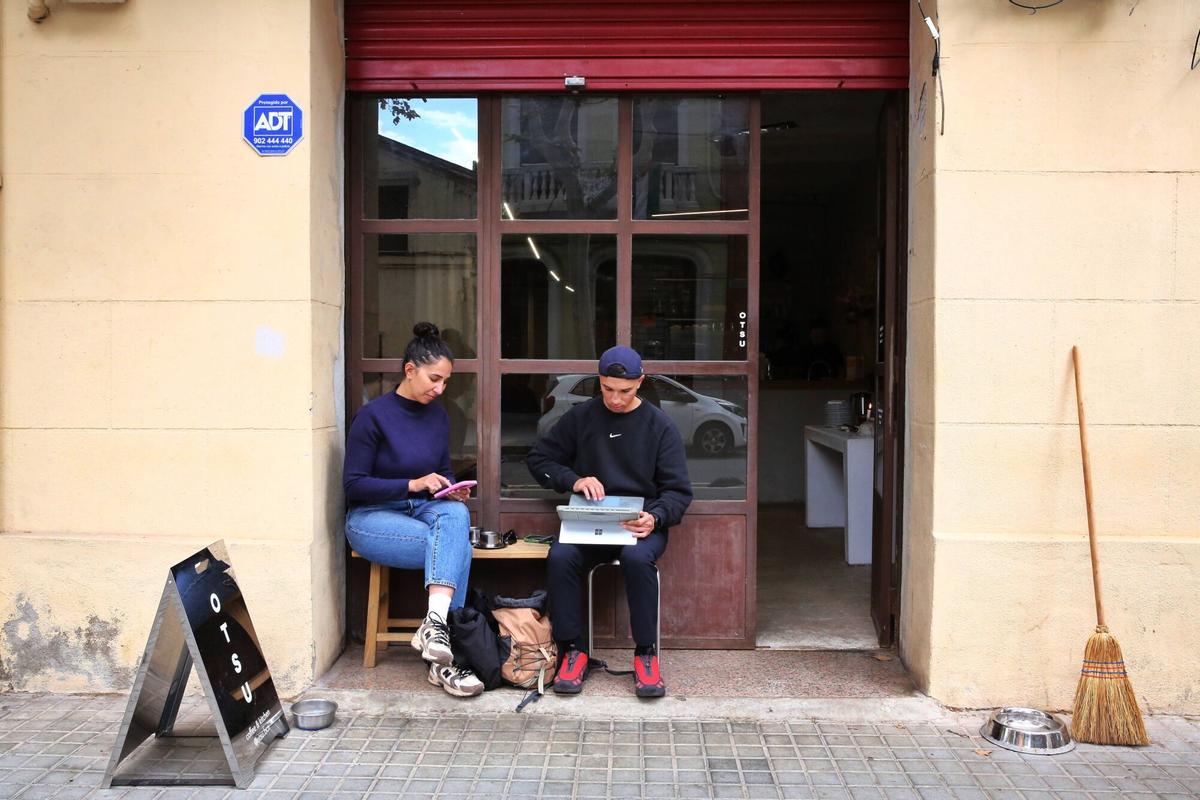 Cloe Peace y Michel Teixeira, 'expats' franceses en una cafetería en el Poblenou