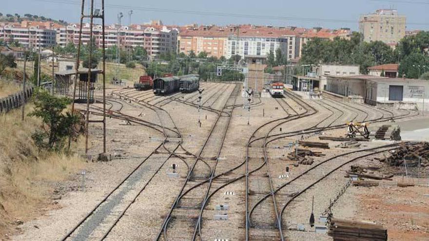 El tren de altas prestaciones aplaza la decisión sobre el traslado de la estación de Cáceres