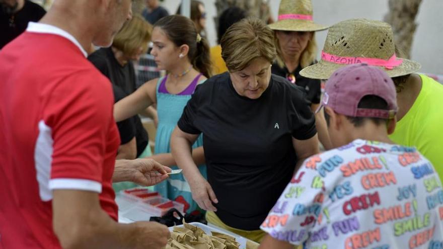 Brazadas solidarias en La Azohía