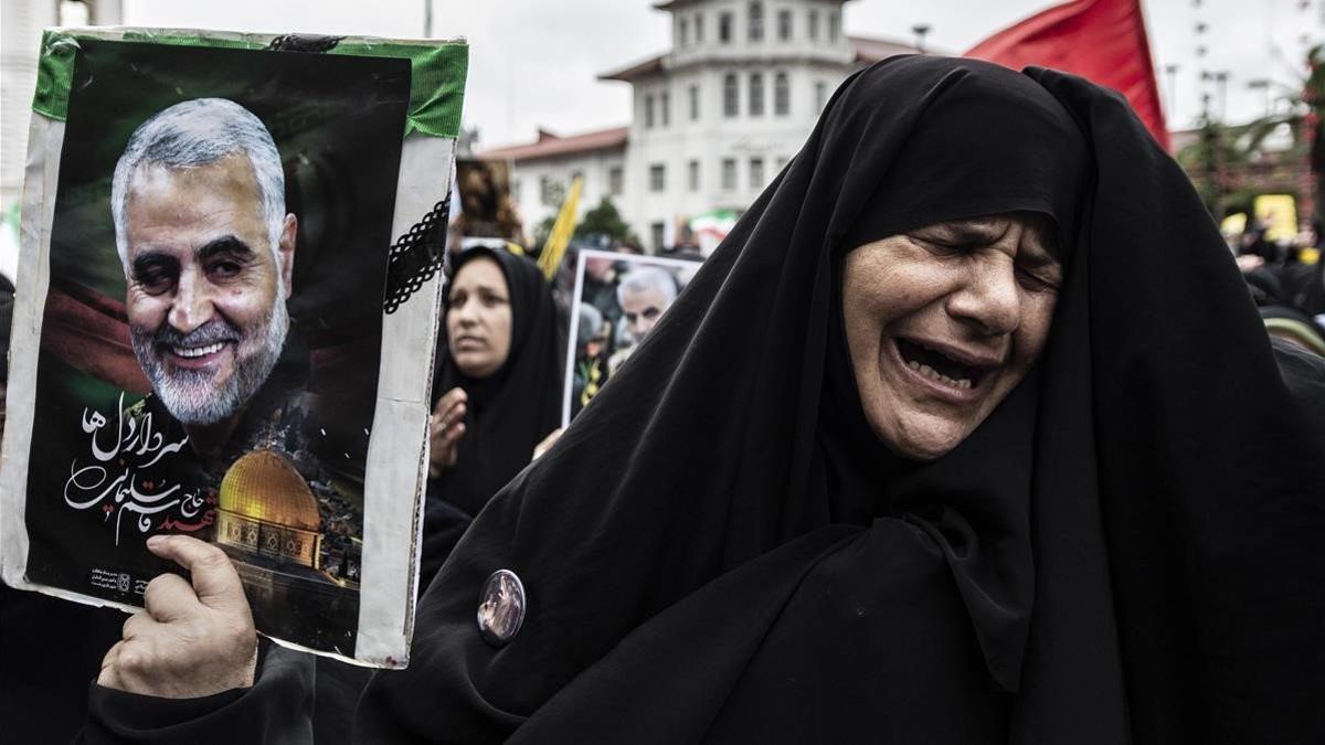 Una mujer llora durante una protesta en la ciudad iraní de Rasht contra el asesinato de Qasem Soleimani, el comandante de las fuerzas de élite de la Guardia Revolucionaria iraní, a manos del Ejército de EEUU.