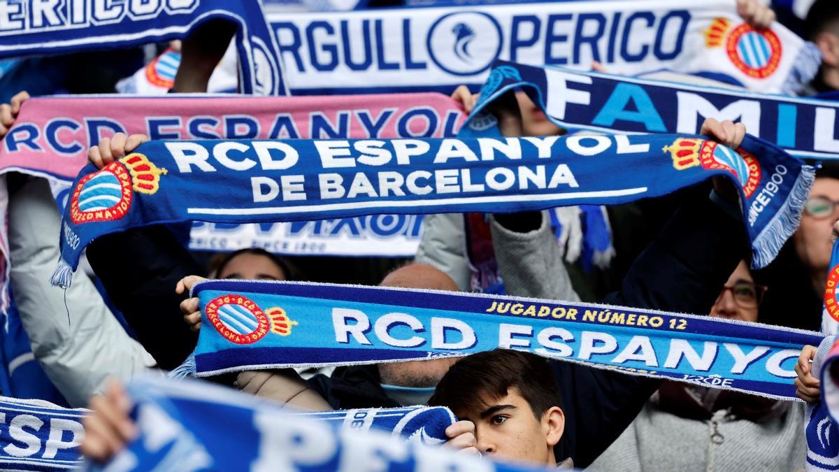 Hinchas del Espanyol en un partido del RCDE Stadium.