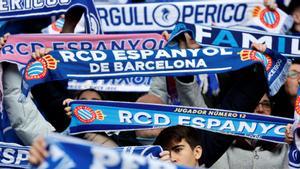 Hinchas del Espanyol en un partido del RCDE Stadium.