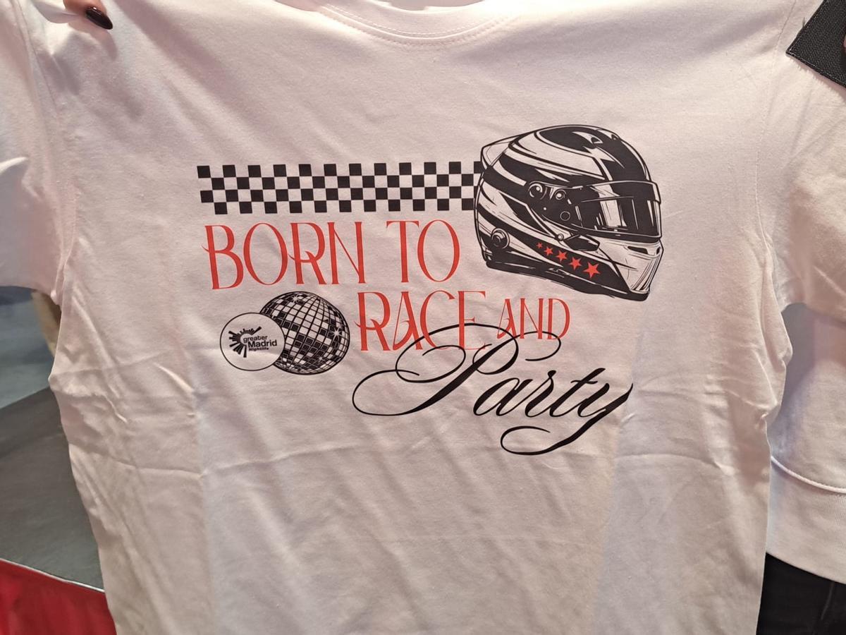 En el evento se repartieron camisetas temáticas que unían el espíritu de la fiesta madrileña y la Fórmula 1
