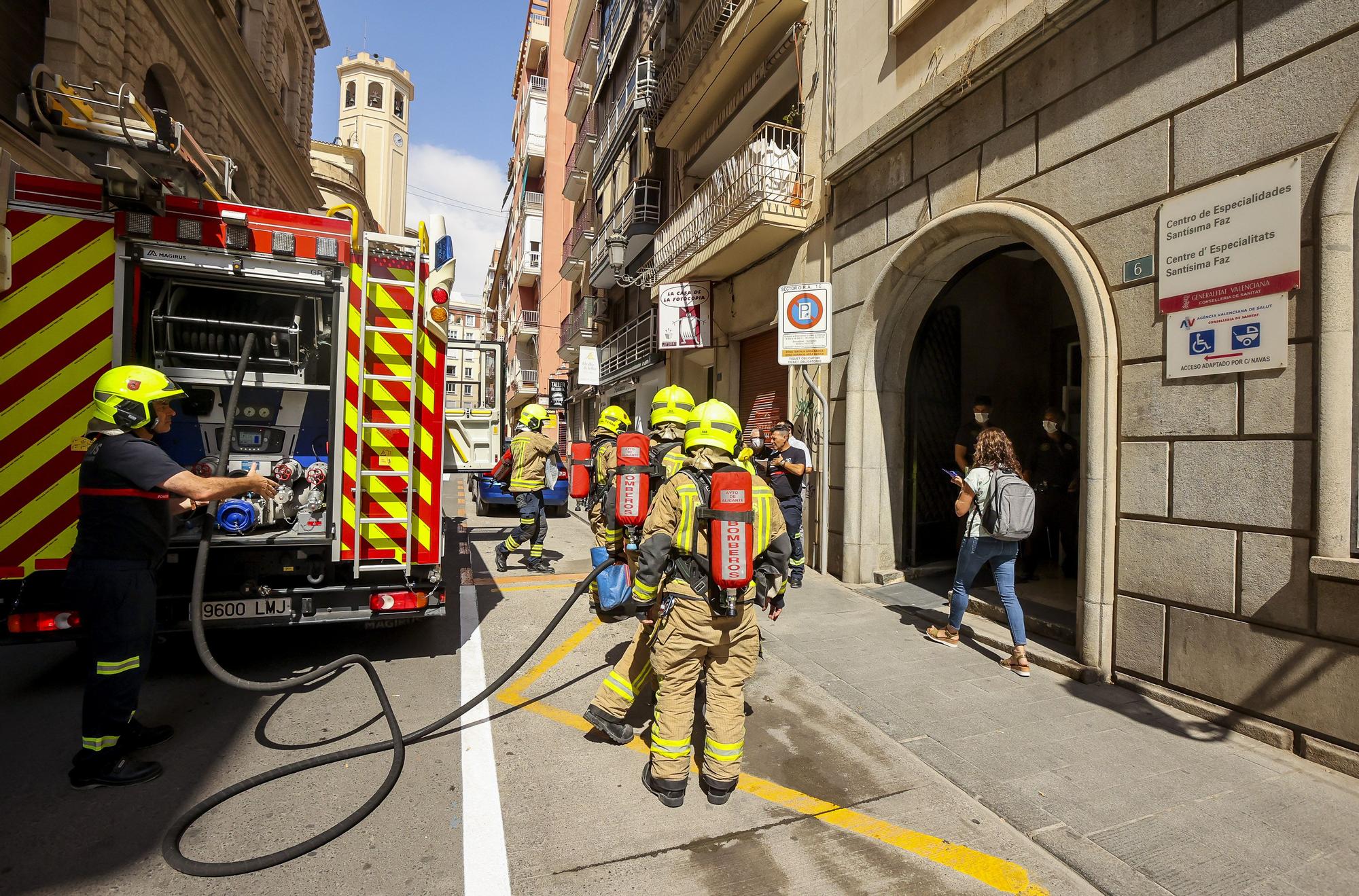 Simulacro de los bomberos en el Centro de Sanidad de la calle Gerona