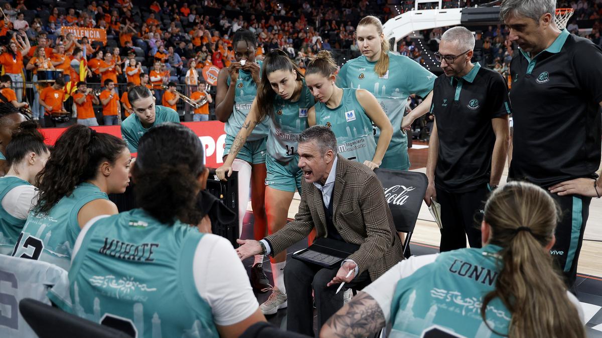 Francis Tomé se dirige a las jugadoras del CAB Estepona.