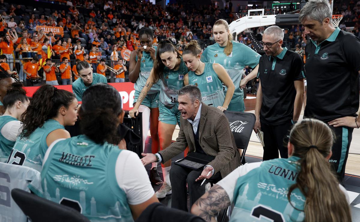 Francis Tomé se dirige a las jugadoras del CAB Estepona contra el Valencia Basket.