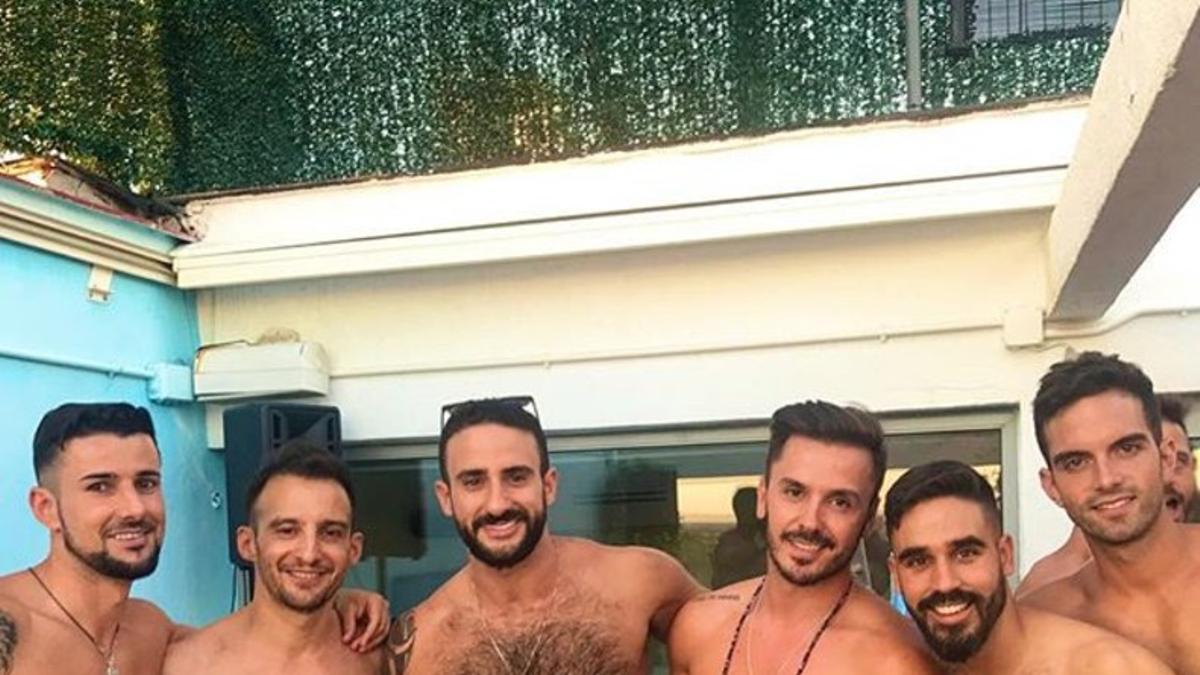 alejandro-amen-bar-en-la-piscina-con-un-exconcursante-de-su