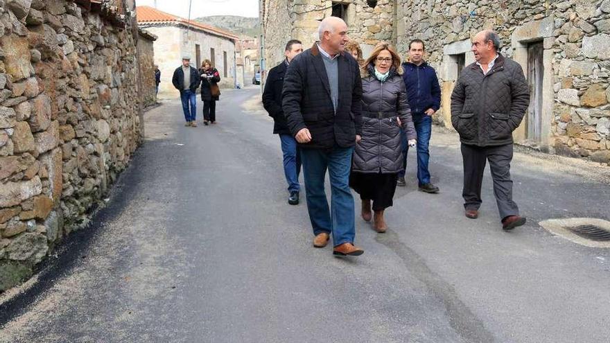 Manuel Alfonso Rivera, Mayte Martín y José María Nieto encabezan la visita de ayer a Peñausende.