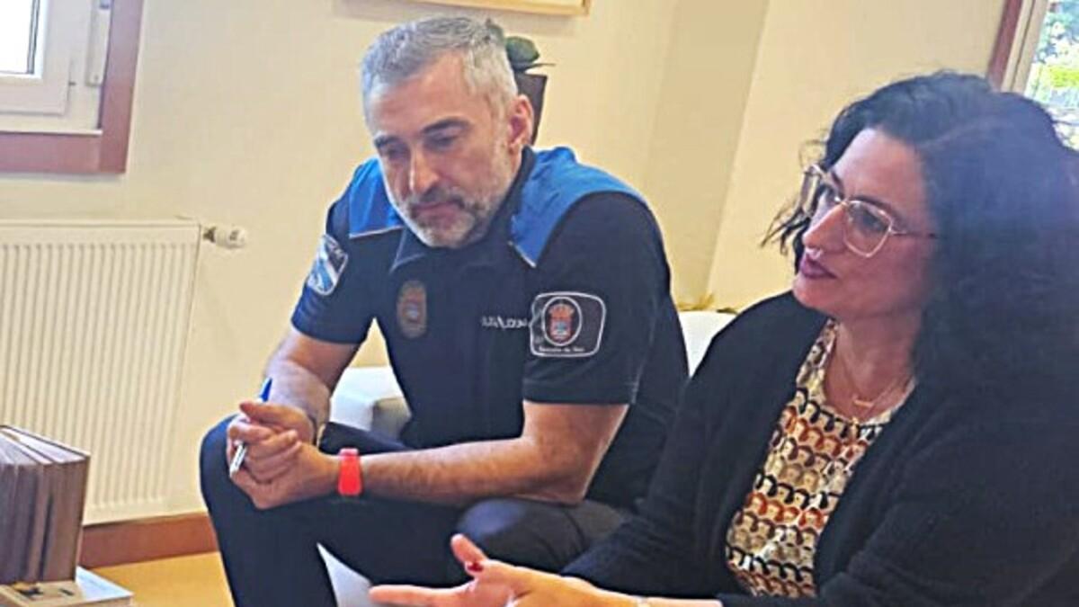 El jefe de la Policía de Teo, Manuel Parga, con la alcaldesa Lucía Calvo