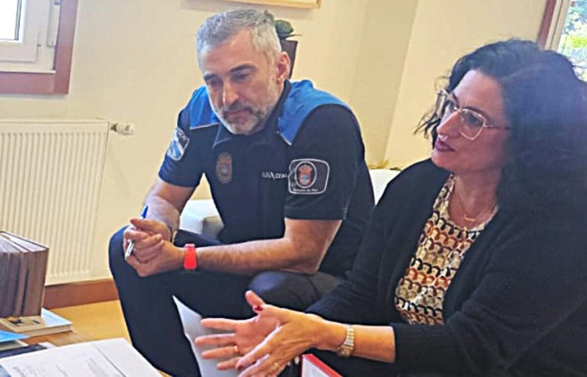 El jefe de la Policía de Teo, Manuel Parga, con la alcaldesa Lucía Calvo