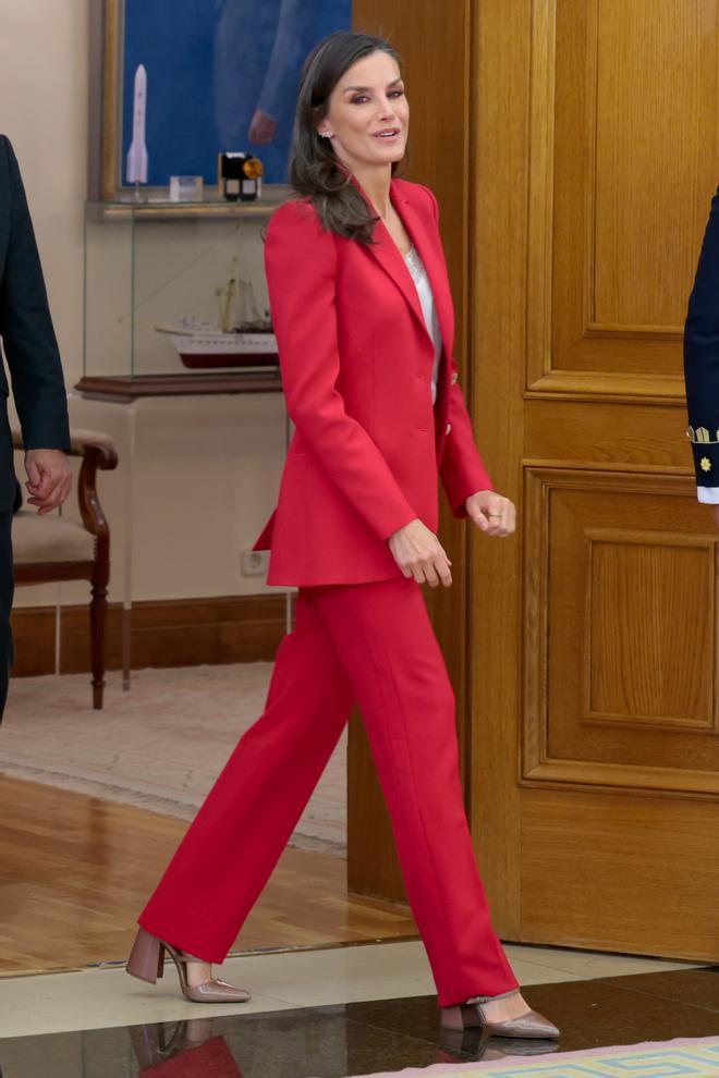 reina letizia con traje rosa