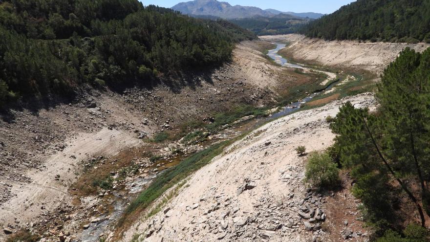 Las escasas lluvias no frenaron la caída de los embalses, al 47% en Ourense