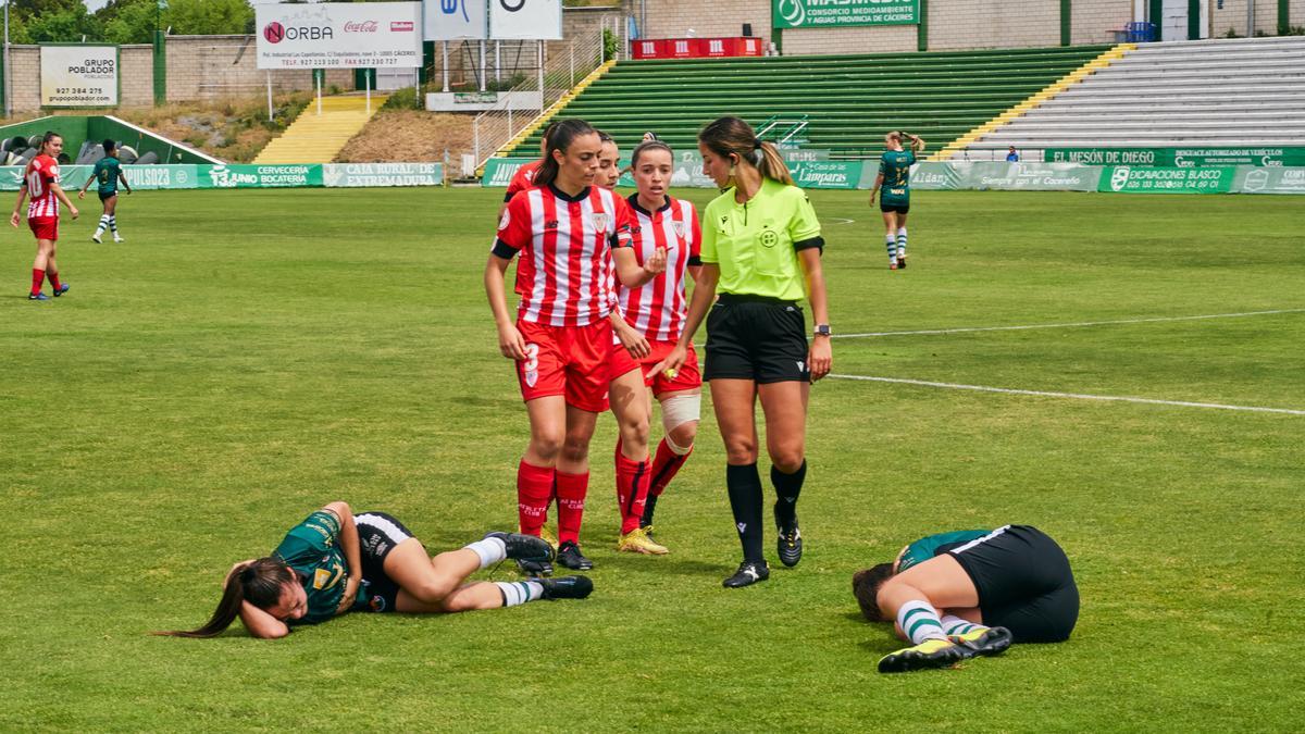 Dos jugadoras del Cacereño Femenino, lastimadas durante el partido.