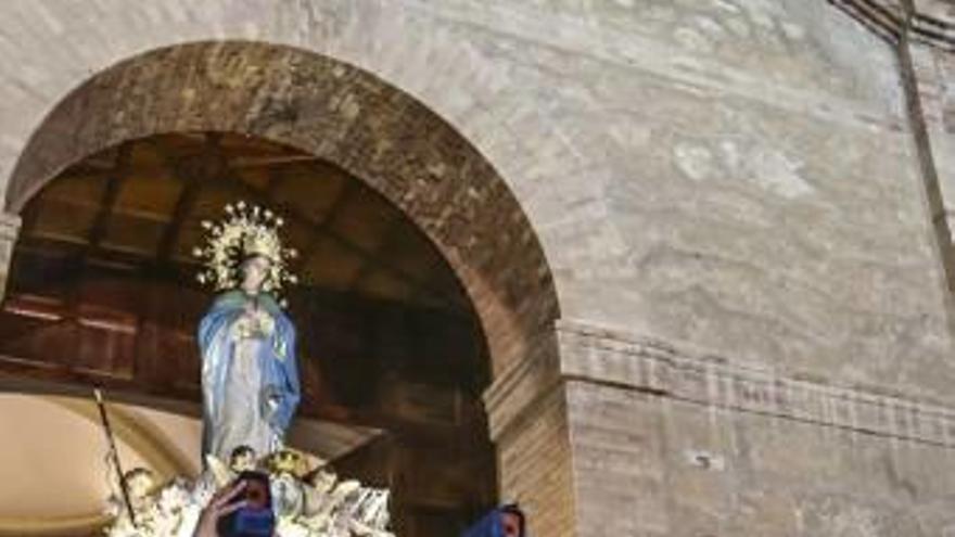 Imagen de la Purísima en la puerta de la iglesia arciprestal.