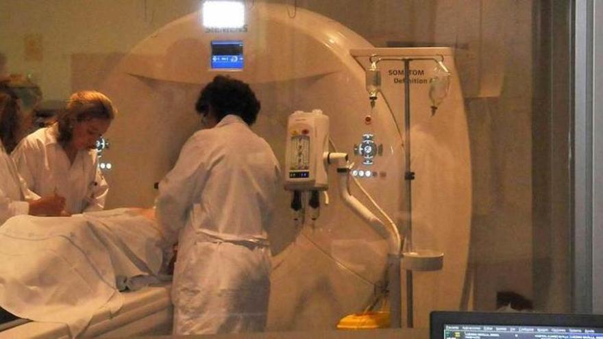 Un paciente en el servicio de radiología del hospital de Santullano.