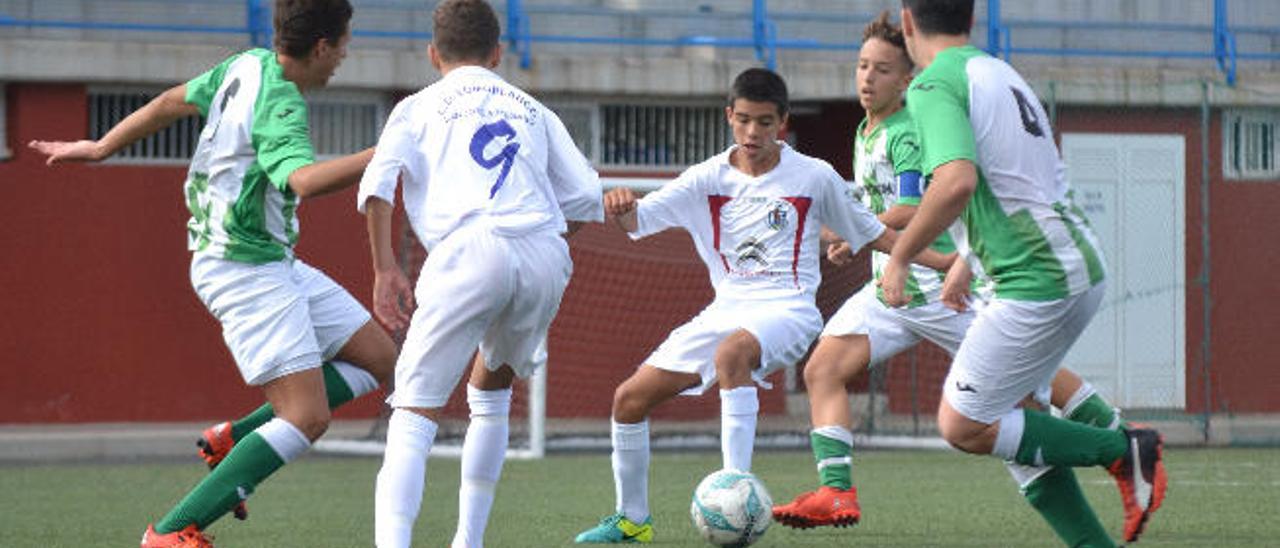 Adriel, en el centro, llevó la dirección del juego del Lomo Blanco. Los visitantes Álvaro y Brian le siguen y su compañero Yere, de frente.