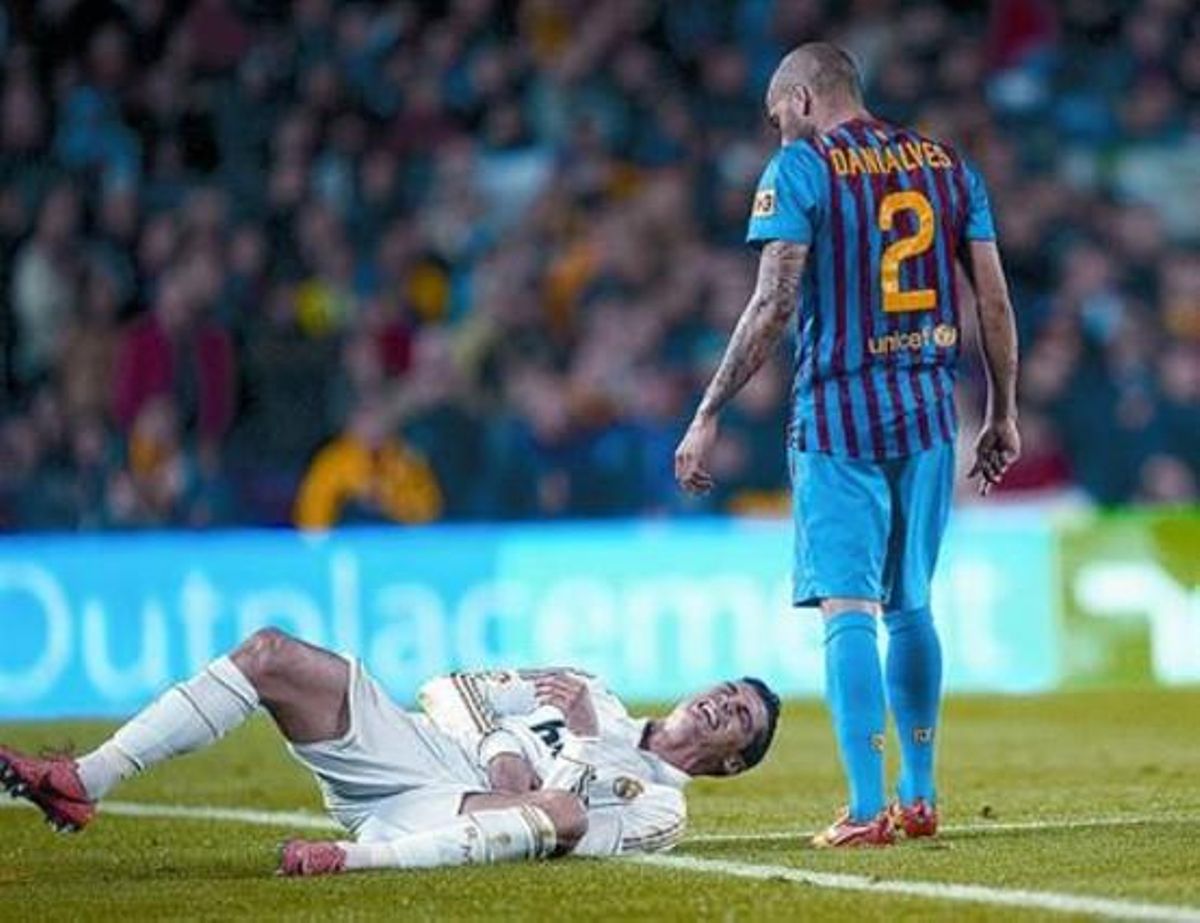 Cristiano Ronaldo es recargola de dolor després d’una puntada d’Alves, ahir al Camp Nou.