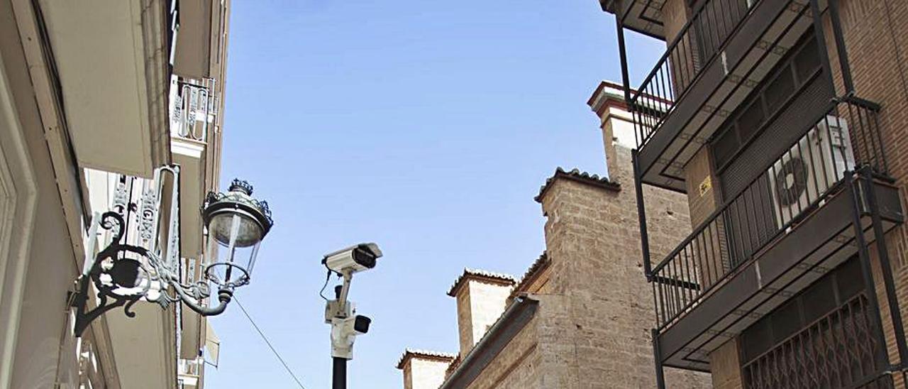 Foto de una Cámara instalada en la calle Salvador, ayer. | F.BUSTAMANTE