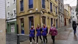 El barrio gijonés de Cimavilla despide tras casi medio siglo a uno de sus negocios más históricos: "Tengo una pena que me quiero morir"