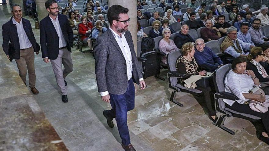 Antoni Noguera, durante la reunión celebrada el pasado abril junto a los copropietarios del Sitjar.