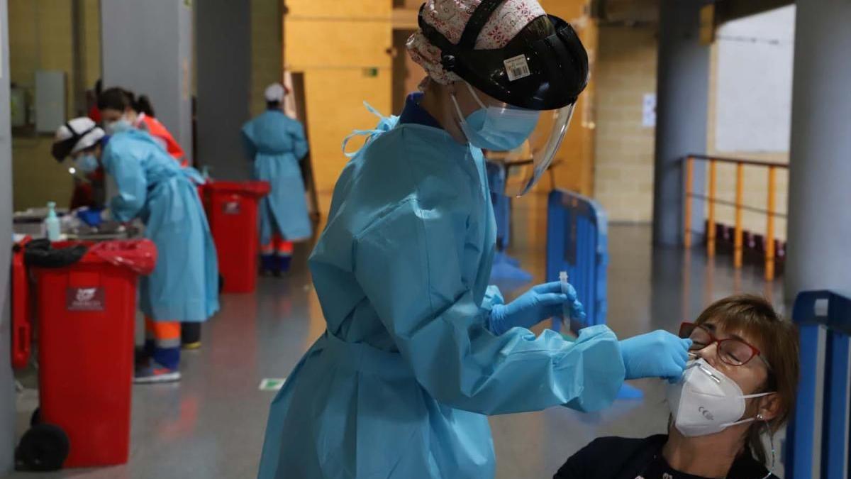 Una mujer se realiza una prueba de coronavirus.