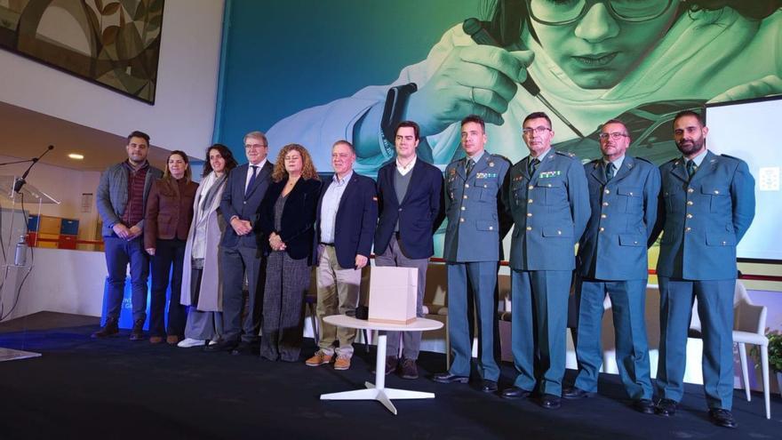 El acto de conmemoración, frente al mural de Mon Devane. |  Roi Cruz