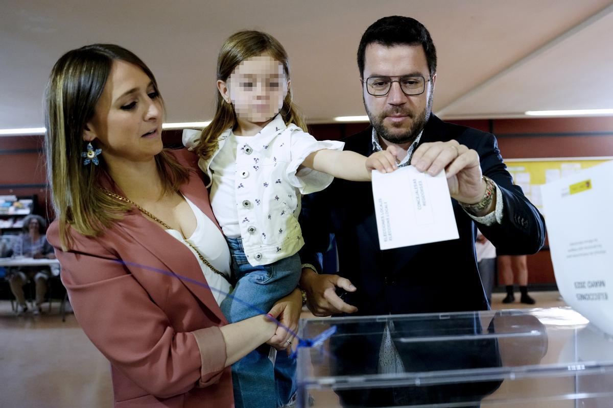 PINEDA DE MAR (BARCELONA), 28/05/2023.- El presidente de la Generalitat, Pere Aragonès (d) junto a su mujer y su hija ejerce su derecho al voto en un colegio electoral de Pineda del Mar, Barcelona, este domingo durante las elecciones municipales. EFE/Enric Fontcuberta