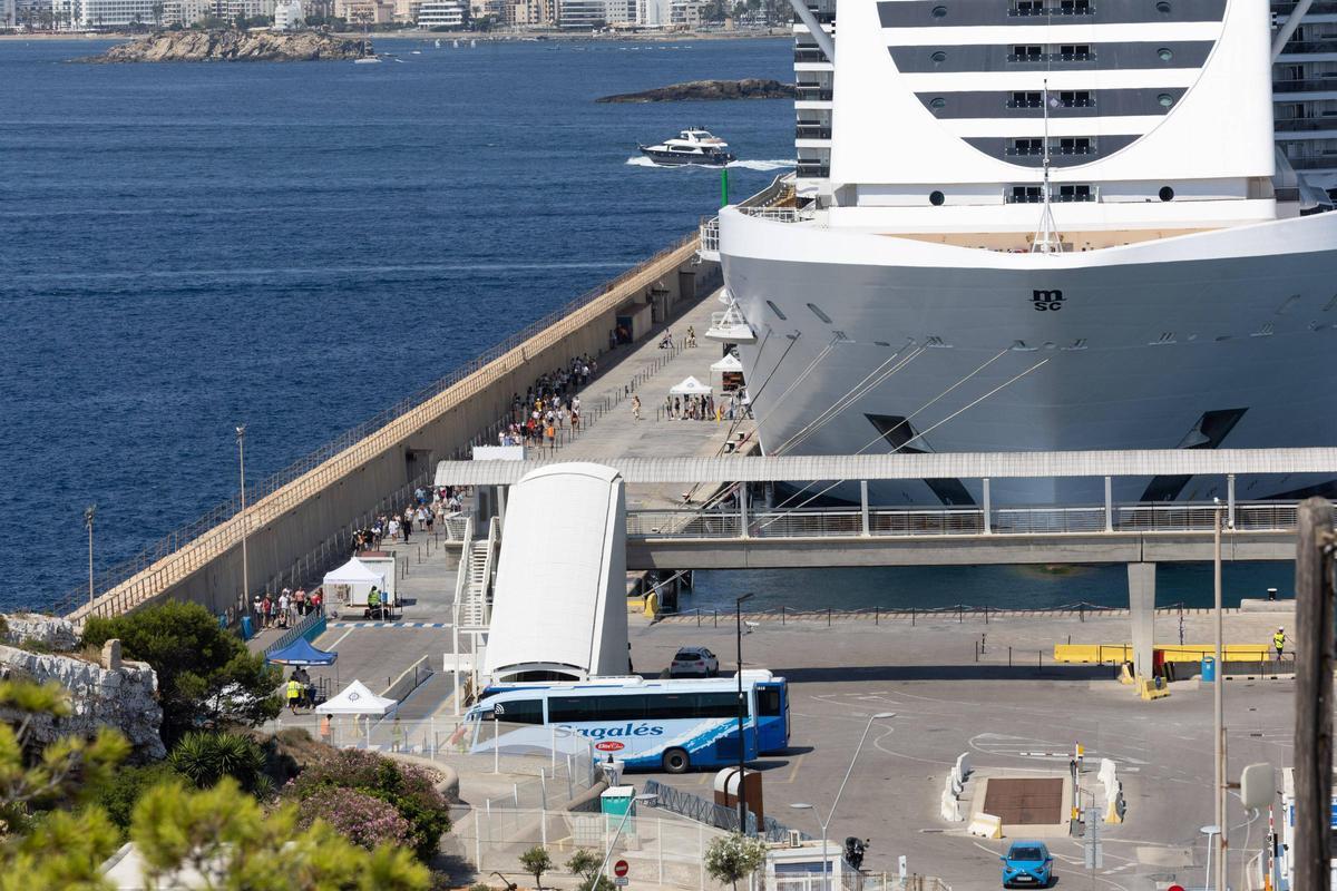 Los cruceristas arribados a Botafoch de Ibiza, en imágenes