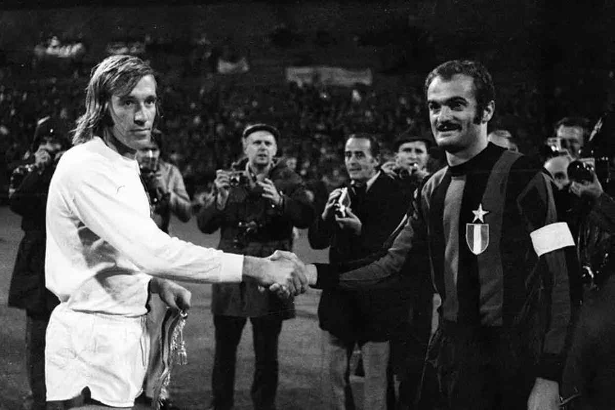 Netzer y Mazzola, capitanes de ambos equipos, antes del primer duelo de 1971.