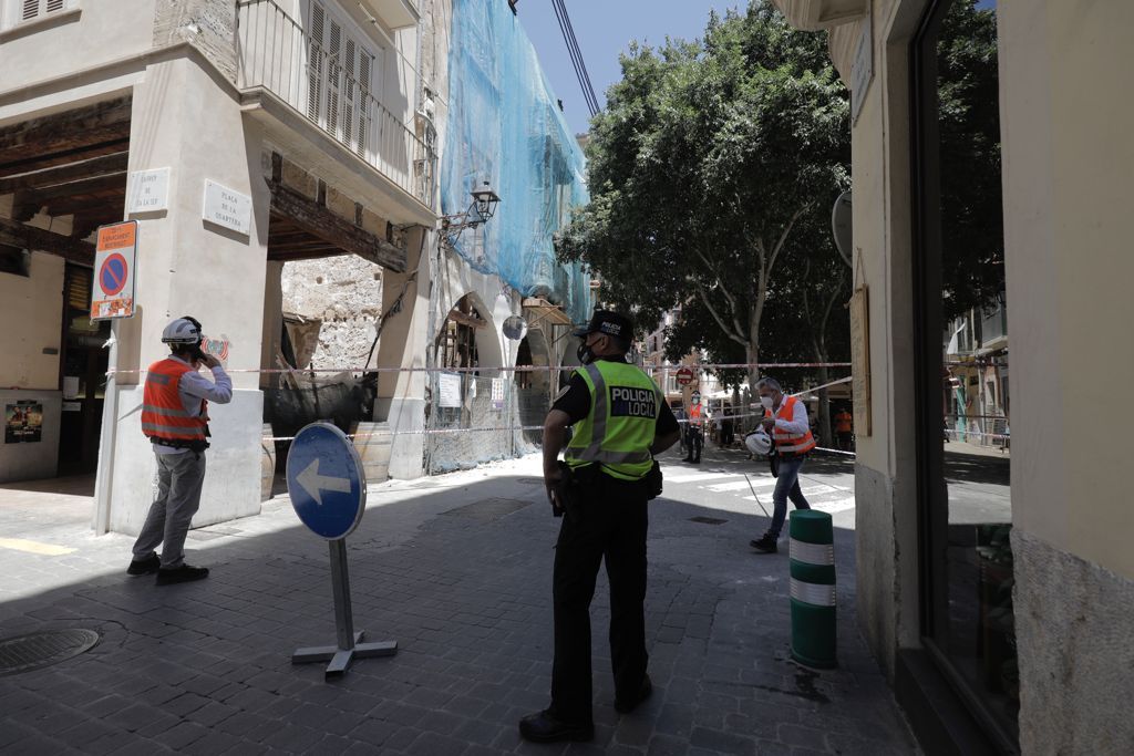 Se derrumba una finca abandonada en la plaza Quartera de Palma