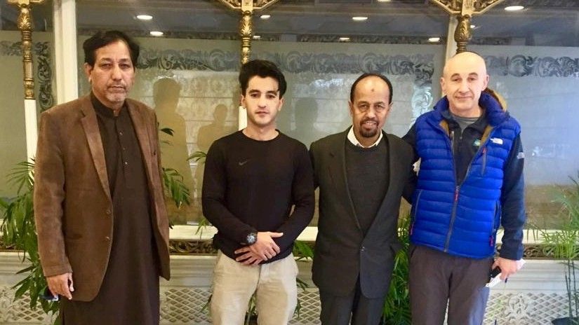 Alex Goldfarb (derecha, con una chaqueta azul) posa con tres miembros del Club Alpino de Pakistán en Islamabad, el pasado 29 de diciembre