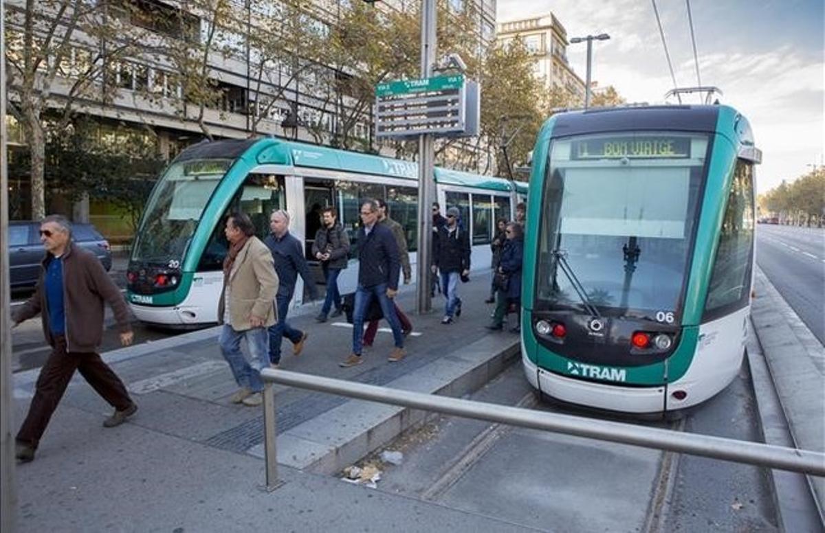 dcaminal31974933 barcelona 26 11 2015 trambaix tram tranvia por la 160301130442