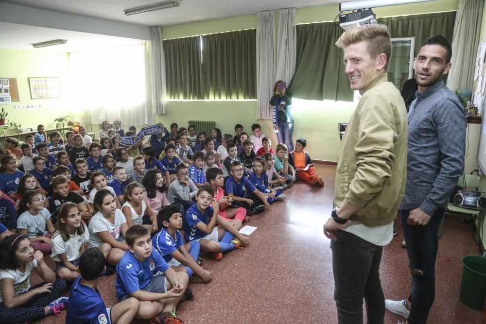 Los jugadores del Real Oviedo Mossa y Rocha visitan el colegio de Las Campas