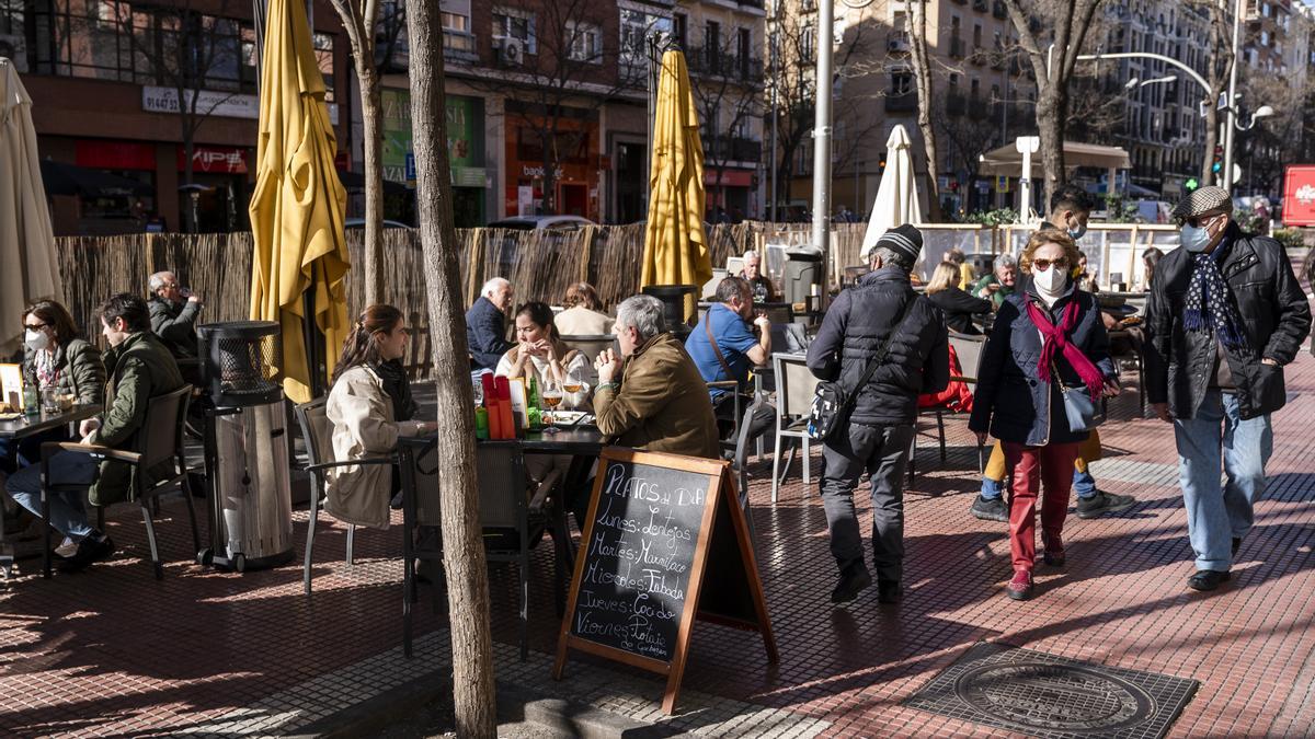 Personas caminando en una de las calles de Madrid.