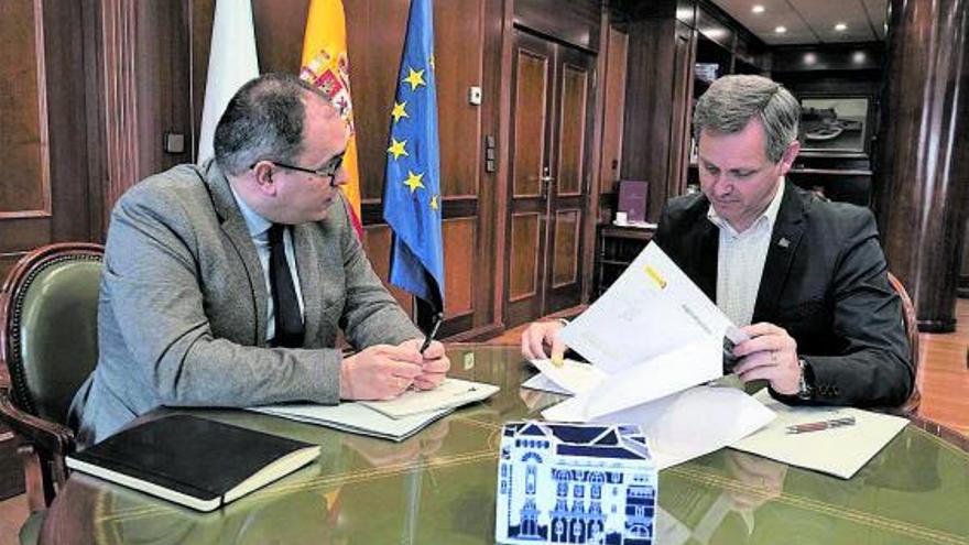 Sebastián (a la izquierda) y Miñones se reunieron ayer en la Delegación del Gobierno en A Coruña. |   // E. P.