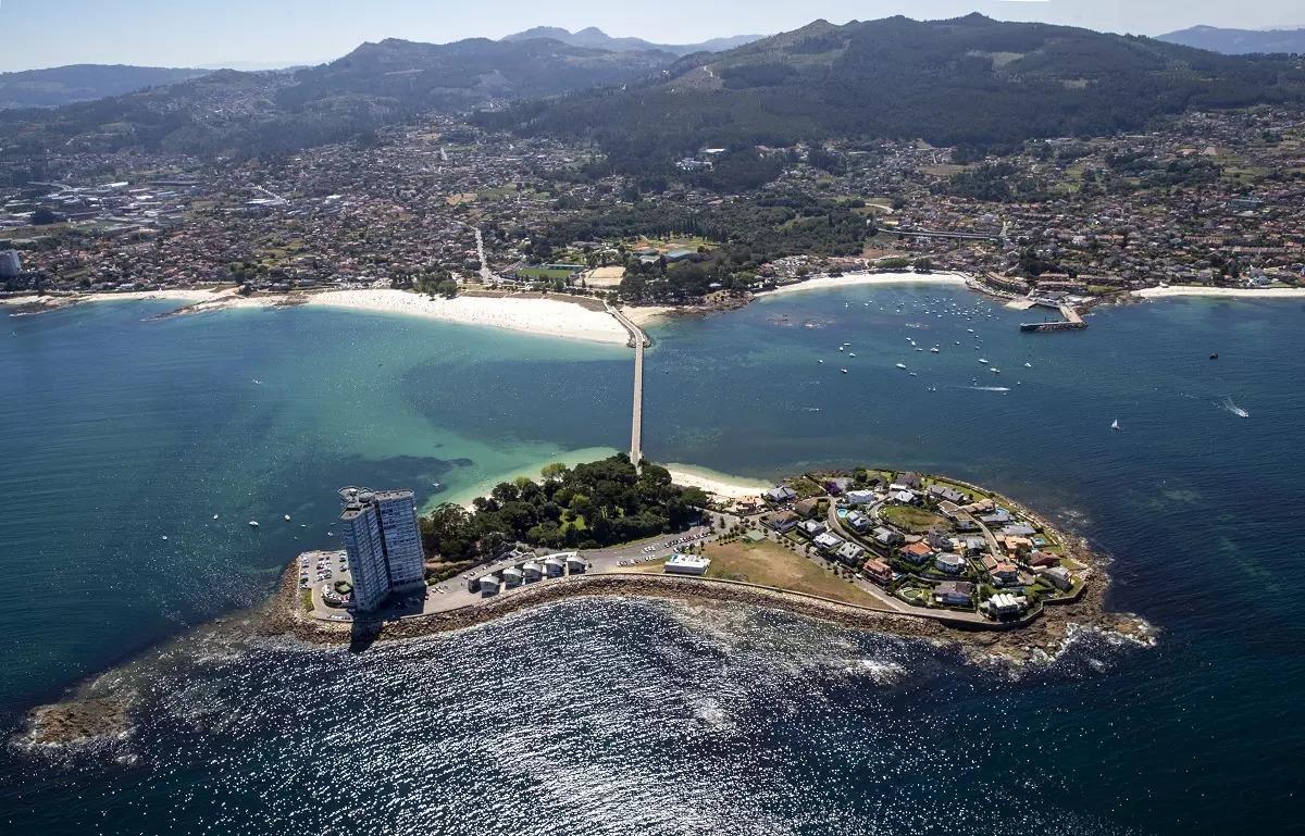 Vista aérea de Toralla y de la costa de Canido