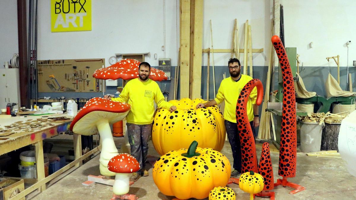 Los artistas, con las piezas preparadas en el taller