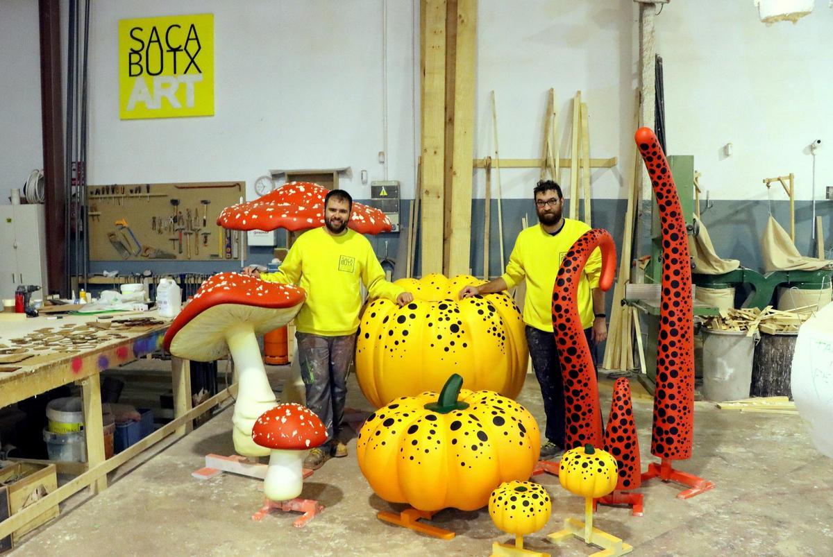Los artistas, con las piezas preparadas en el taller