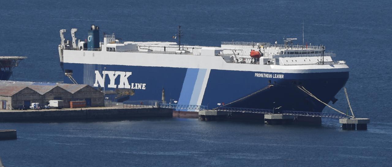 El buque &quot;Prometheus Leader&quot;, atracado en la terminal de trasatlánticos de Vigo