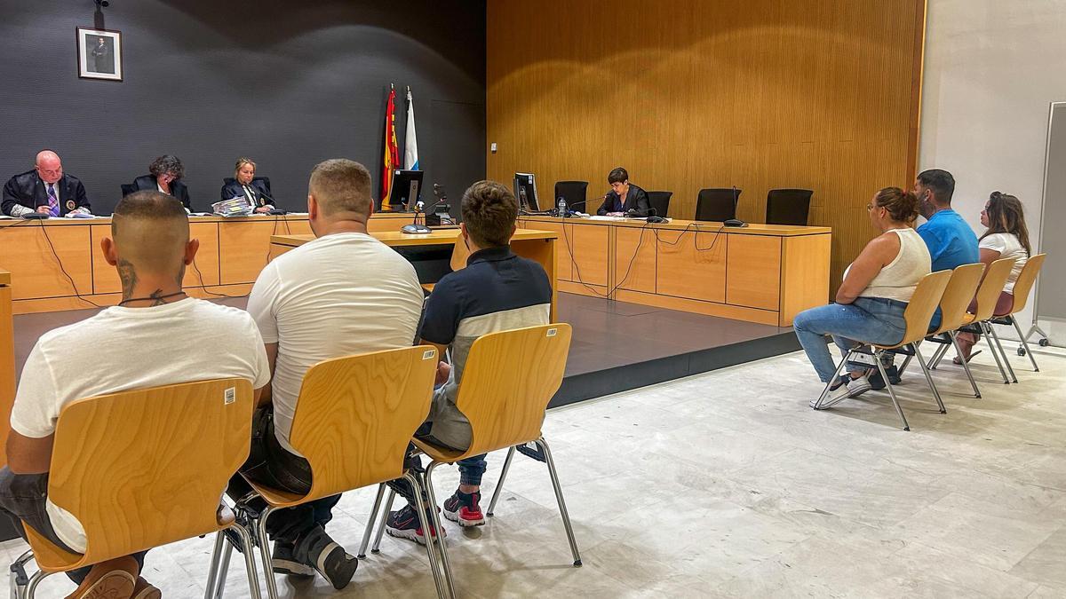 Los acusados, de espaldas, en el juicio celebrado este miércoles en la Audiencia Provincial de Las Palmas.