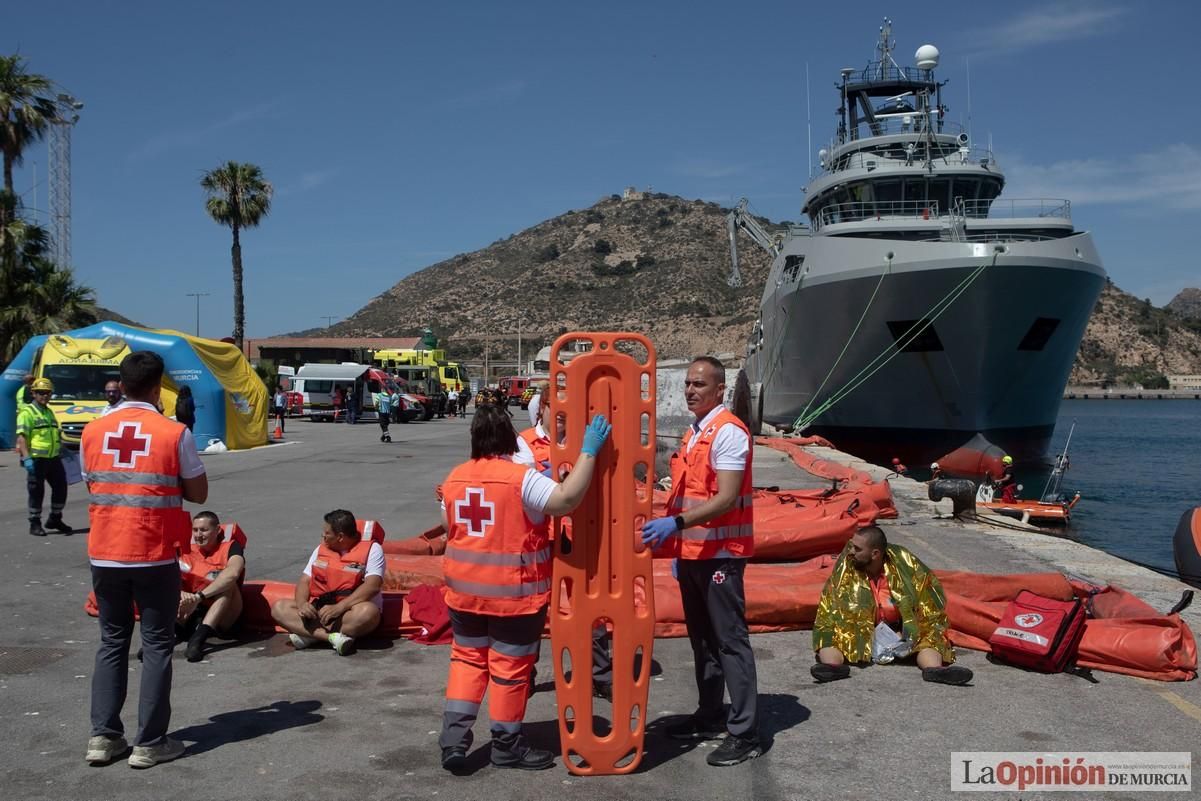 Espectaculares imágenes del simulacro de accidente de la Armada en el Puerto de Cartagena