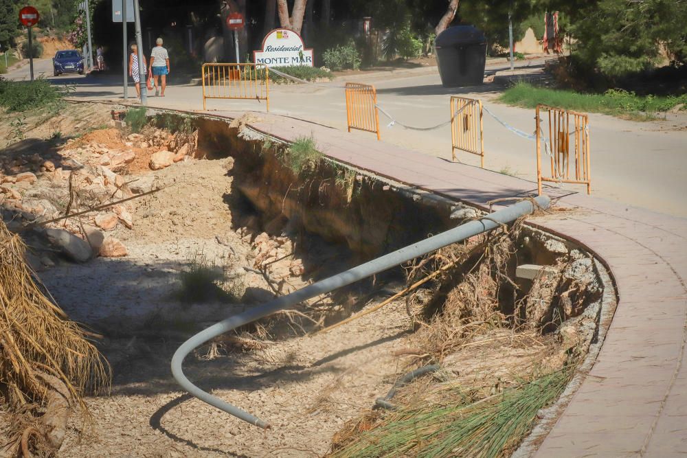 El río Nacimiento causó destrozos en Orihuela Costa en la gota fría en zonas donde se ha ocupado su cauce natural, como el paseo en la playa o los viales y zonas deportivas de varias urbanizaciones