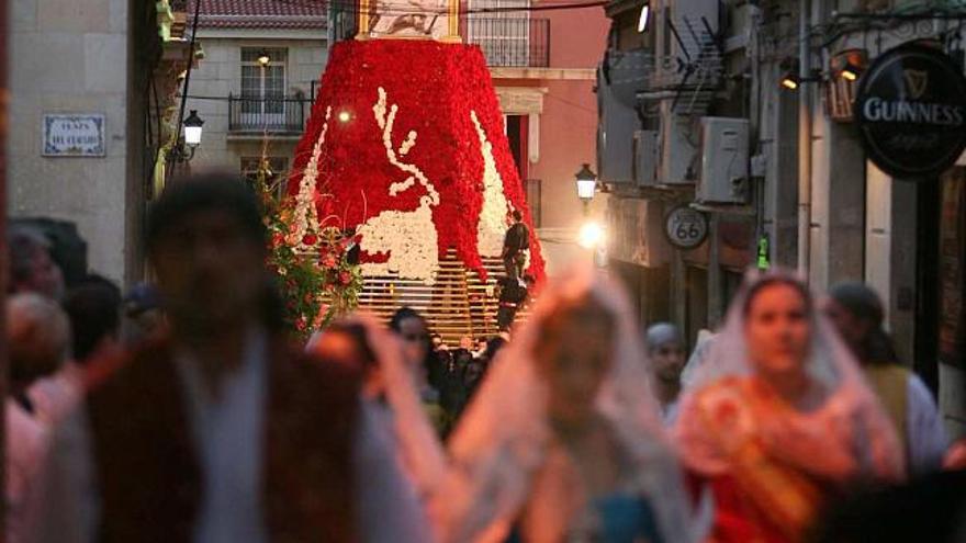 Los ramos blancos y rojos fueron depositados en un catafalco para confeccionar el manto.