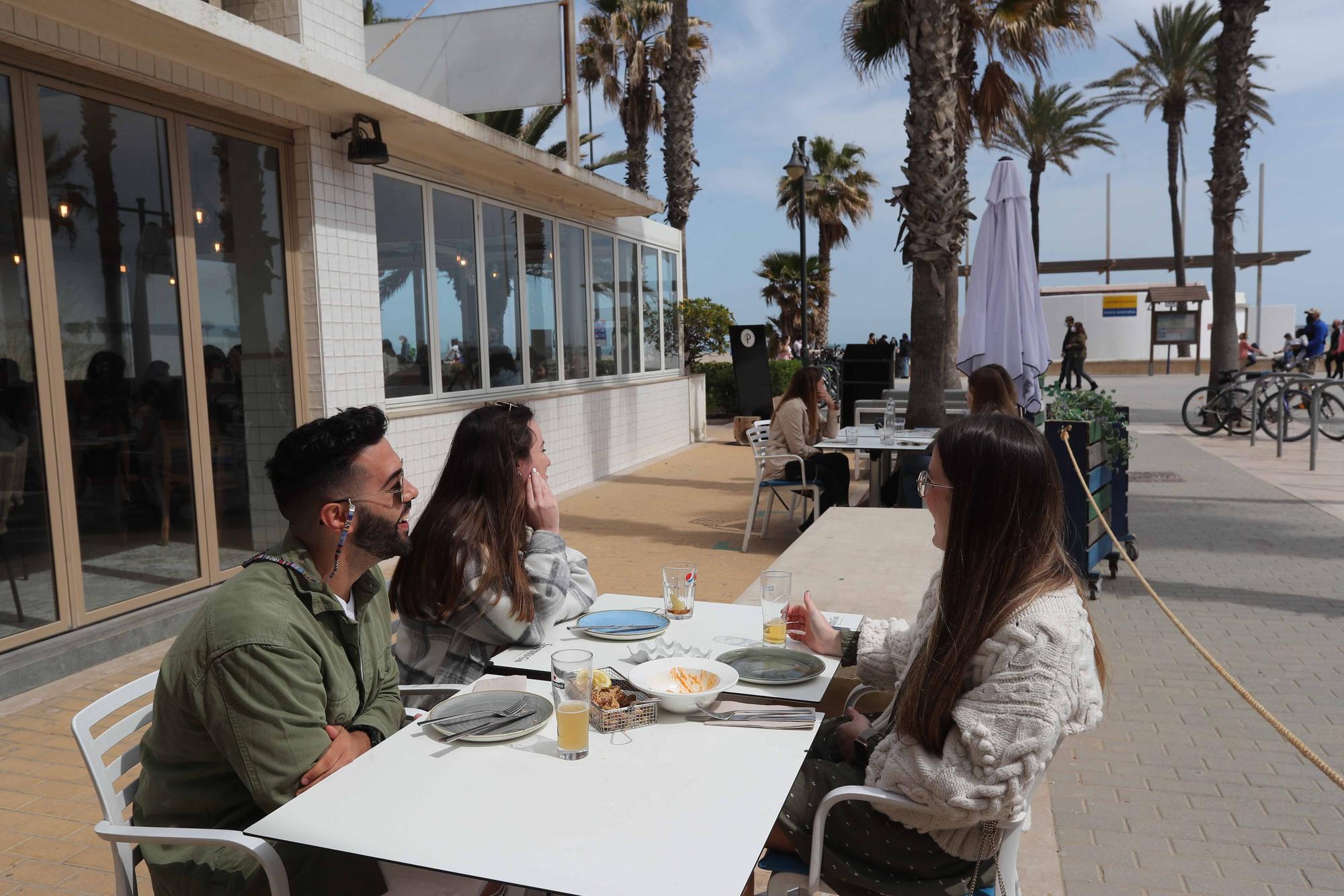 Playas, paseos y terrazas, llenos por el buen tiempo