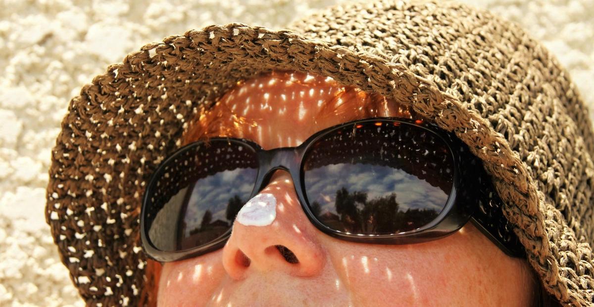 Una mujer con protector solar en la nariz