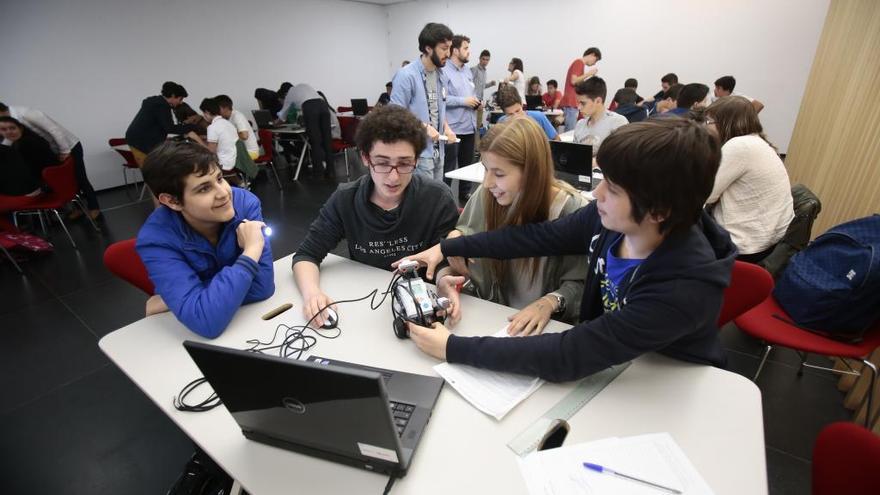 Alumnos en un taller con robots.