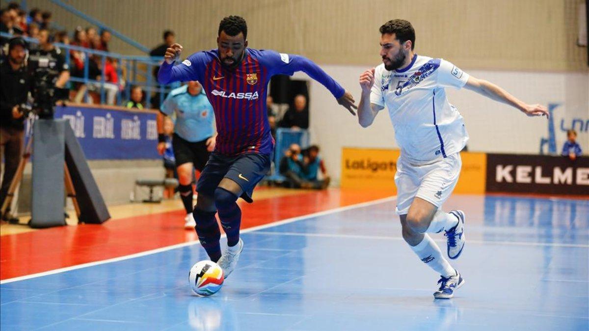 Arthur conduce la pelota ante la presión de Chano